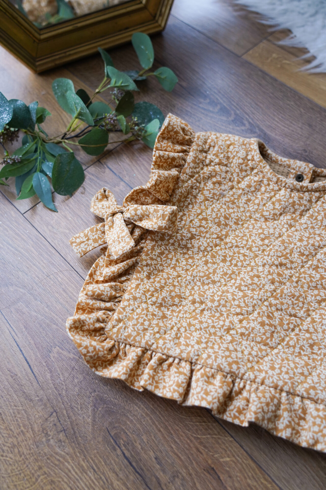 Taille Inclusive XS-XXXXL Grenouillère Sans Manches LittleForBig - Volants Soyeux Imprimé Usagi Vintage Body Adulte Fantaisie Taille Inclusive XS-XXXXL Grenouillère Sans Manches LittleForBig - Volants Soyeux Imprimé Usagi Vintage Body Adulte Fantaisie