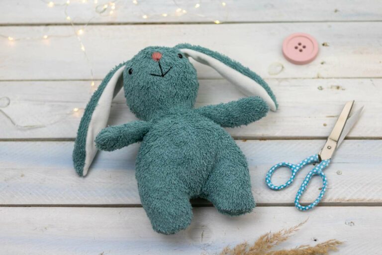 Patron gratuit : Doudou lapin en peluche - Snaply Magazine