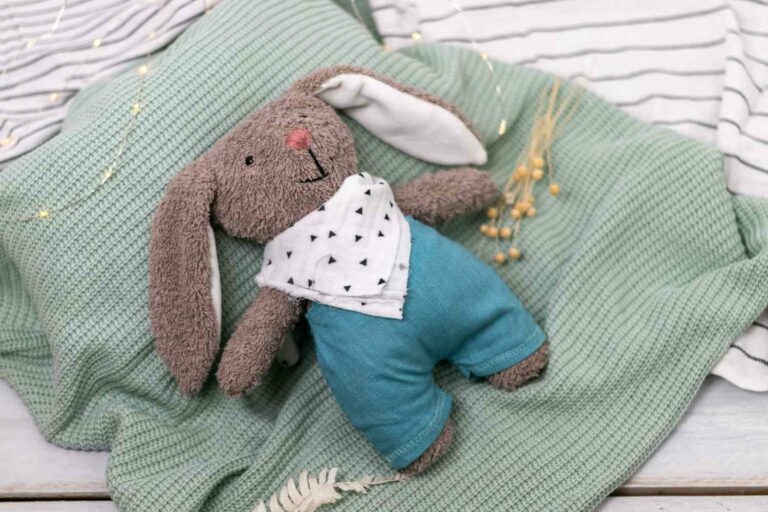 Patron gratuit : Doudou lapin en peluche - Snaply Magazine